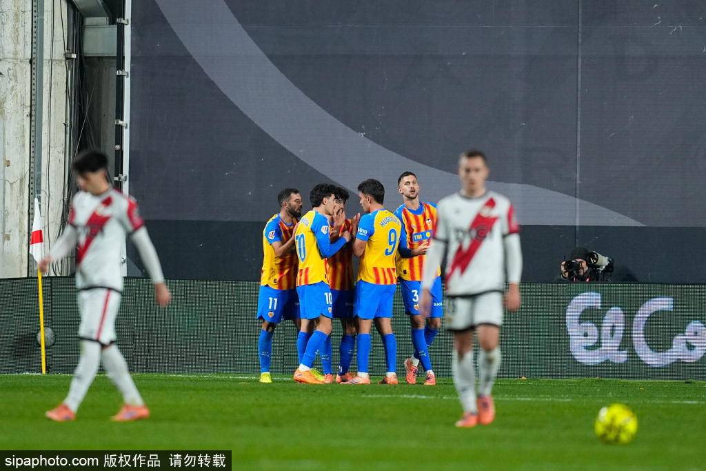 包含瓦伦西亚主场不敌拉斯帕尔马斯，失去领先位置的词条