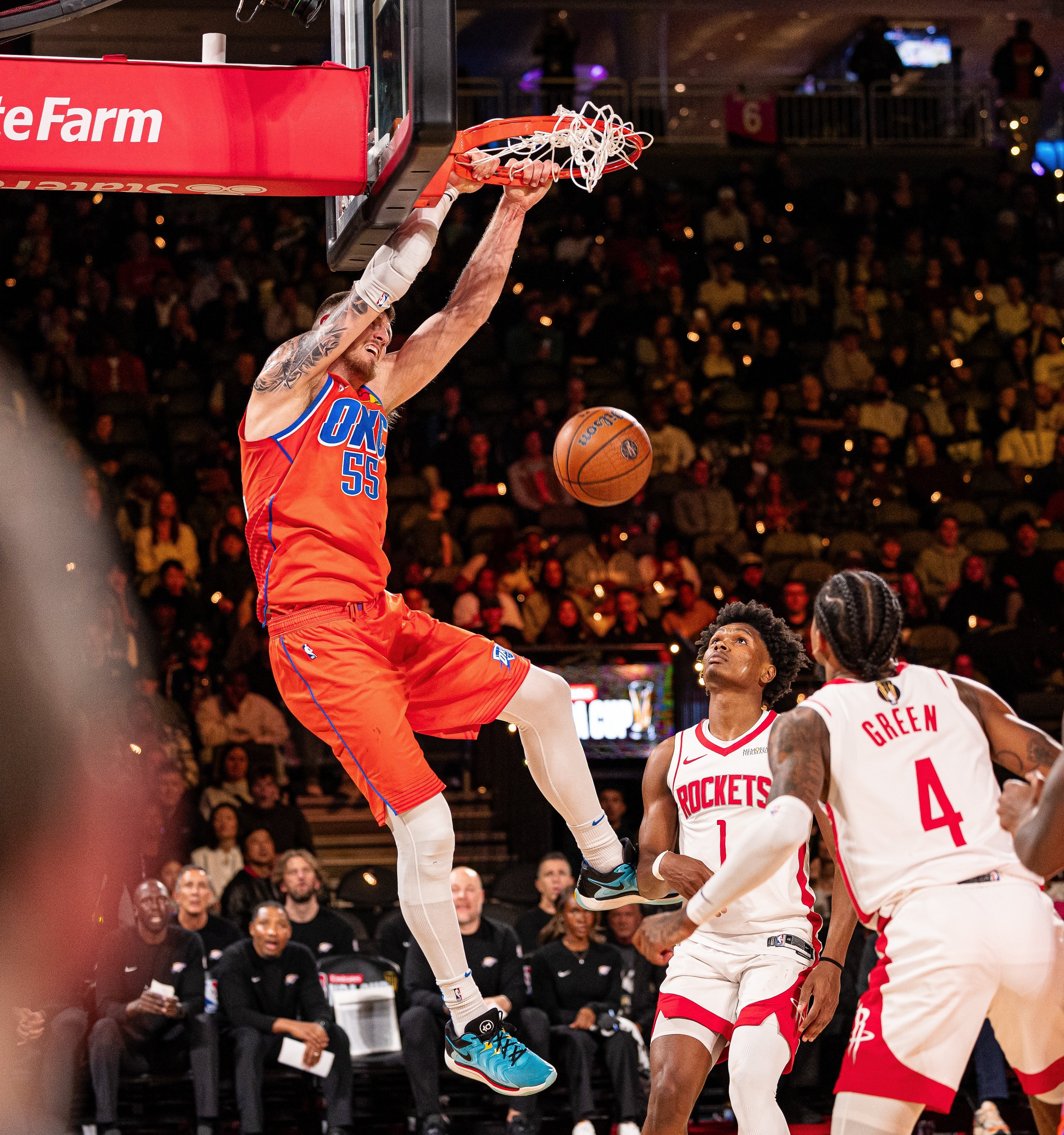 小牛全队发威，击败雷霆取得胜利