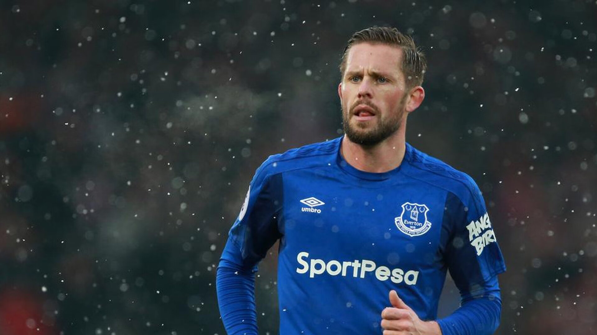 西甲国家德比之夜，哈利伯顿惊艳四座，当篮球天才闯入足球圣殿