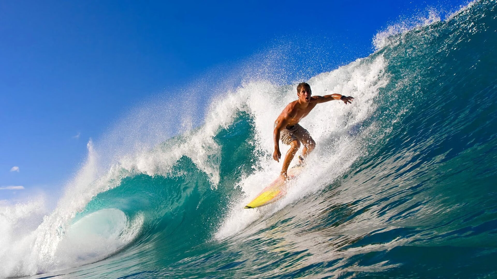 青岛队碾压马刺，布克点燃赛场，一场跨越篮球次元的对话